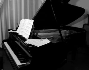 A photo of a grand piano.