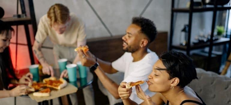 Friends eating pizza.